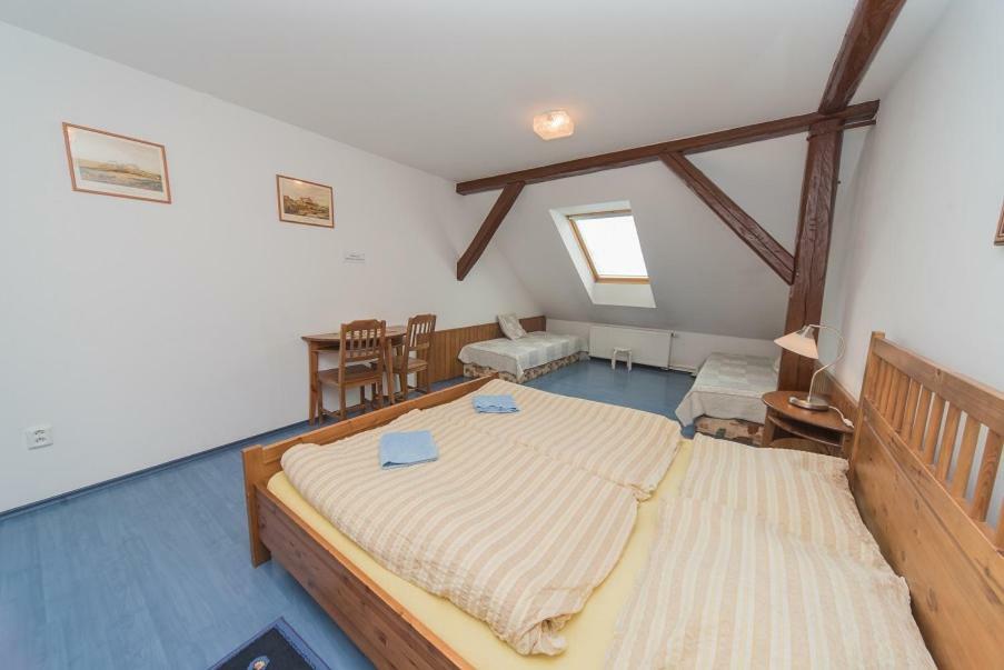 Pension U Kostela Cesky Brod Esterno foto