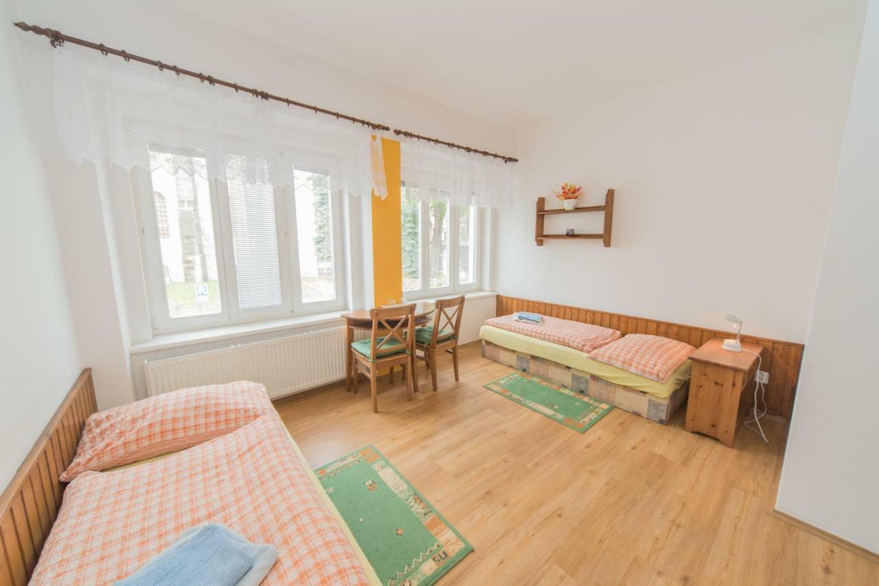 Pension U Kostela Cesky Brod Esterno foto