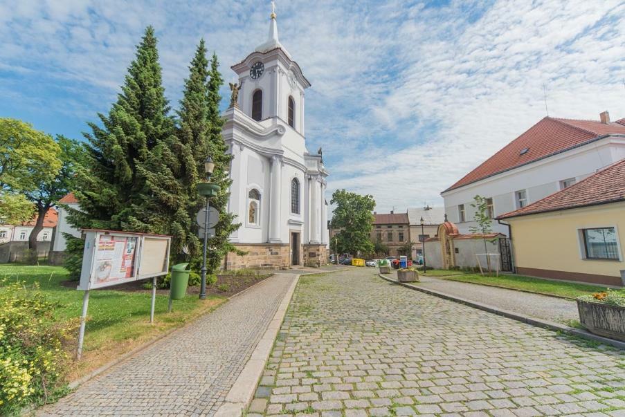 Pension U Kostela Cesky Brod Esterno foto