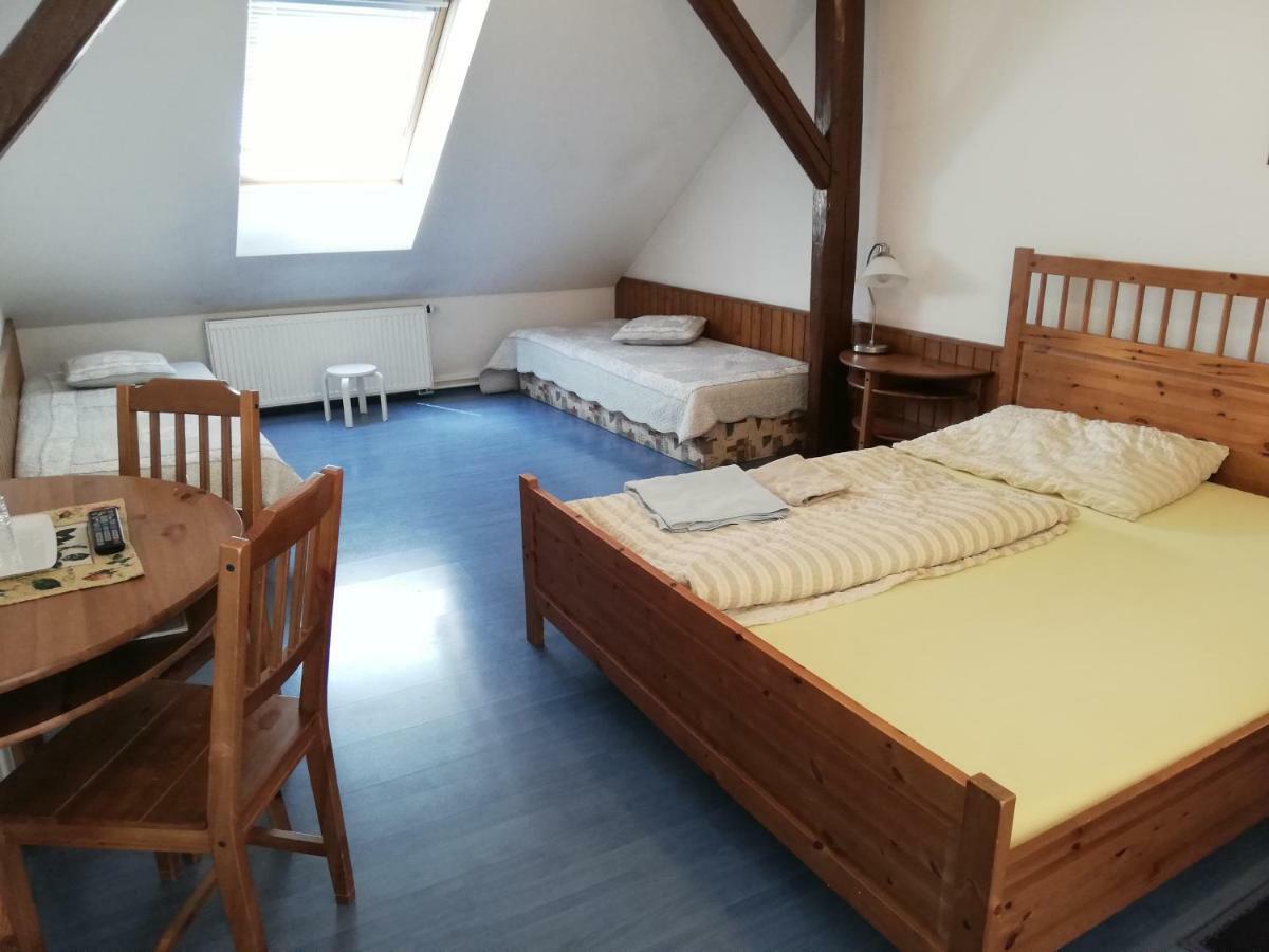 Pension U Kostela Cesky Brod Esterno foto